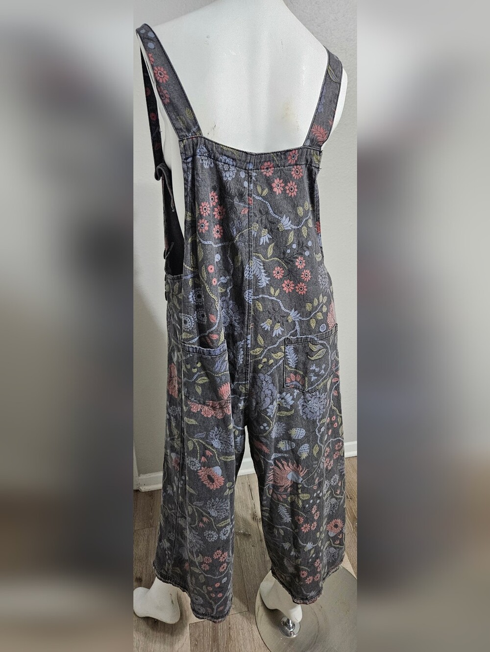 Easel High Hopes Slouchy Denim Overalls in Floral Black Denim Size Medium - Picture 7 of 10